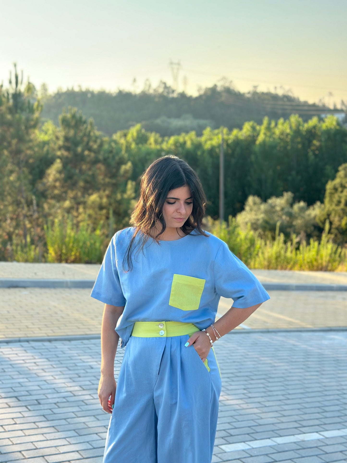 Blusa de Manga Curta LARAL | Cor Azul com Verde Abacate