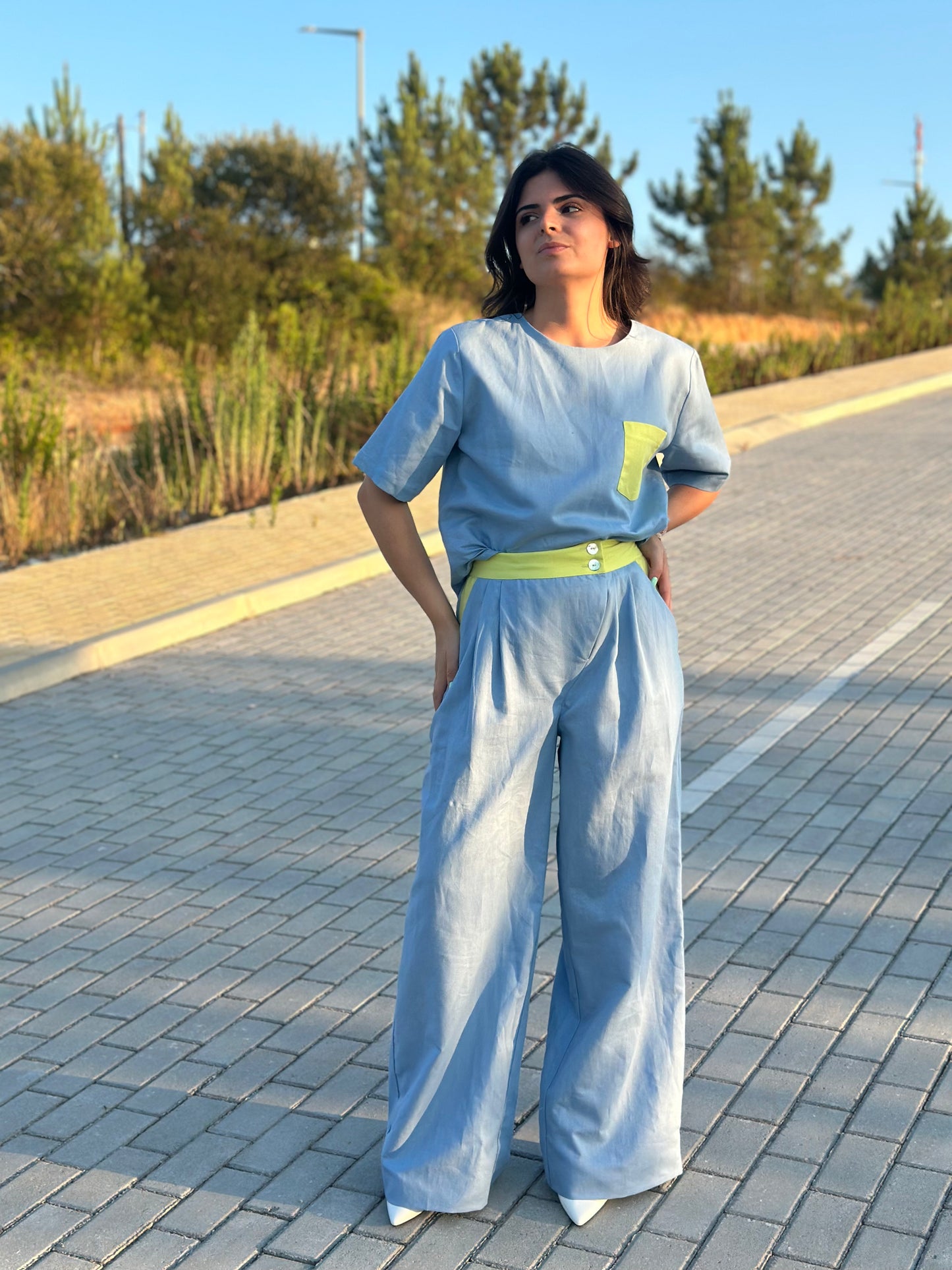 Blusa de Manga Curta LARAL | Cor Azul com Verde Abacate