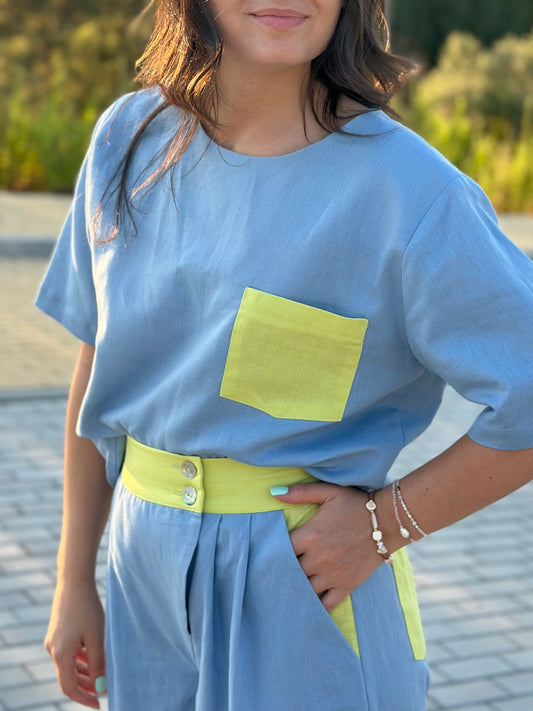Blusa de Manga Curta LARAL | Cor Azul com Verde Abacate